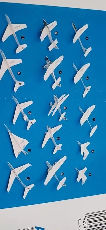 Alaura blanca con 15 maquetas de aviones – photo 9
